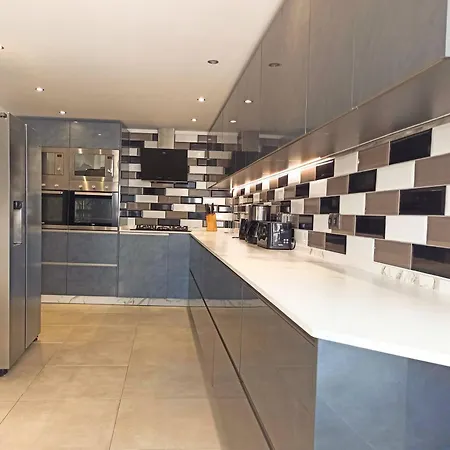 Villa Luxury 7 Bedroom Heated Pool Hot Tub 5 Mins From The Sleeps 16