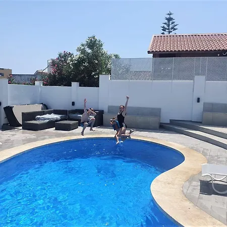 Luxury 7 Bedroom Heated Pool Hot Tub 5 Mins From The Sleeps 16 Villa