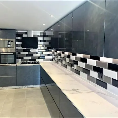 Luxury 7 Bedroom Heated Pool Hot Tub 5 Mins From The Sleeps 16 *