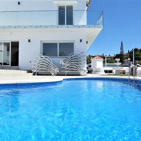 Luxury 7 Bedroom Heated Pool Hot Tub 5 Mins From The Sleeps 16 *